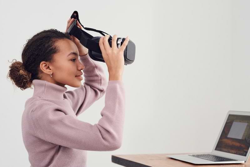una ragazza indossa un vr per partecipare a un meeting virtuale