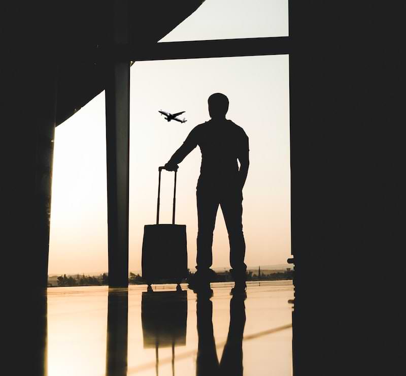 immagine di un uomo in aeroporto pronto per la sua esperienza di tirocinio all'estero